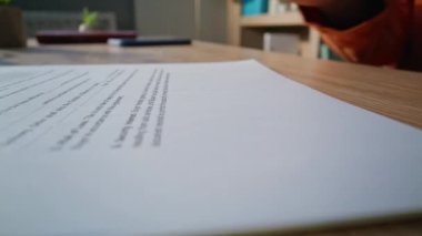 Çalışma masasının üzerine el mührü yapıştırma işi yakın plan. Bilinmeyen işadamı şirket ofisinde damgalı yasal belgeyi onaylıyor. Profesyonel çalışma alanında avukat işleme anlaşması.