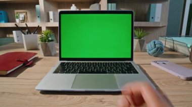 Freelancer, ev ofisindeki internet uygulamasına dokunuyor. Yakınlaştır. Bilinmeyen bir iş kadını ofis işi için hipodrom yeşil ekran bilgisayar kullanıyor. Profesyonel teknoloji..