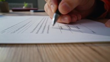 Profesyonel ofiste yakın plan el imzası belgesi. Tanınmayan iş adamı iş yerindeki çalışma masasına iş sözleşmesi imzalıyor. Ayrıntılı çekim CEO 'su resmi evrak işlerini yaptığını doğruladı.