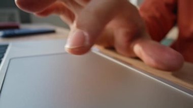 Profesyonel çalışma alanında modern dizüstü bilgisayarda dokunmatik ped kullanan yakın çekim el. Macro, bilinmeyen bir iş adamını bilgisayar izleme cihazını kullanarak çekti. Evde dijital aygıt üzerinde çalışan serbest çalışan.