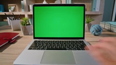 Ofis masasında elleri klavye tuşuna basan dizüstü bilgisayara yakın çekim. Bilinmeyen öğrenci uzay çubuğu kullanıyor. Model bilgisayarında webinar 'ı açıyor. İş adamı içerideki yeşil ekran cihazından video çağrısını başlat.