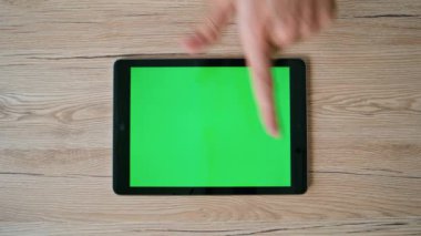 Ev işyerinde yeşil ekran dokunmatik tarama web sitesini kullanan tablet kullanıcısı üst görünümü kapatıyor. Bilinmeyen adam, internetten model cihazından alışveriş yapıyor. İşadamı Chroma keypad bilgisayarındaki iş e- postalarını okudu.