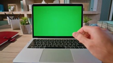 Model dizüstü bilgisayarın tuşuna basıp video dersini açıyorum. Yeşil ekran bilgisayarında bilinmeyen bir iş adamı web sitesi. Uzak ofisteki Chromakey Gadget 'ta çalışan serbest çalışan bir erkek..