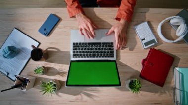 Modern ofis ortamında krom anahtar dizüstü bilgisayarda çalışan profesyonel eller. Bilinmeyen erkek serbest yazar yeşil ekran bilgisayarında online araştırma yapıyor. Dokunmatik ped modelleme aygıtı kullanan insan elleri