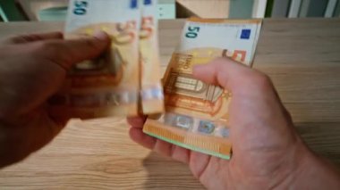 Finans uzmanları yakın planda Euro banknotlarını sayıyor. Meçhul işadamı, ofisteki para transferini hesaplıyor. Avrupa para birimiyle ilgilenen zengin bir adam. Başarılı bir iş..
