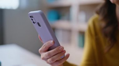 Kullanıcı el işaretli akıllı telefon arama bilgileri yakın çekimde çevrimiçi. Bilinmeyen bir kadın cep telefonu oturma odasında başvuru yapıyor. İş kadını telefonda internet siparişi veriyor..