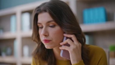 Sorunlu profesyonel konuşma cep telefonu tatminsiz iş sorunu yakın çekim. Endişeli bir iş kadını iş yerinde astını arıyor. Sinirli kadın yönetici cep telefonundan şikayet ediyor.