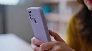 Eller cep telefonunda haber yayını yapıyor. Dairenin iç kısımlarını kapatıyorlar. Bilinmeyen iş kadını ofisteki akıllı telefonda internette sörf yapıyor. Serbest çalışan bir kadın cep telefonuyla içeride uzaktan sohbet ediyor..