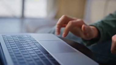Erkek eli dolapta dizüstü bilgisayarı kullanıyor. Ofiste çalışan kimliği belirsiz biri. Tanımlanamayan serbest çalışan internet bilgisayarına girip online rapor hazırlıyor. İsimsiz öğrenci çalışması.