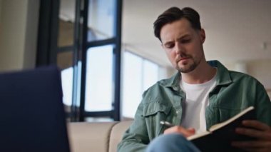 Çevrimiçi öğrenci ışık dairesi kapanışında notlar yazıyor. Ev içi iş yerlerinde proje çözmeyi düşünen somurtkan bir adam. Rahat bir dairede uzaktan öğrenme konusunda ciddi bir serbest çalışan.