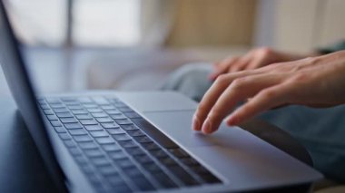 Uzak bir iş yerinde dizüstü bilgisayarın dokunmatik bilgisayarını araklıyor. Işık dolabında çalışan tanınmayan bir adam bilgisayarı kaydırıyor. Erkek parmağı internetten dijital cihaza dokunuyor.