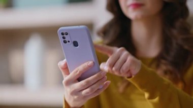 Ofis kapanışında cep telefonu ekranına dokunarak online sipariş veriyor. Genç bayan çalışan işyerindeki akıllı telefondan mesajları karıştırıyor. Kendine güvenen iş kadını cep telefonu uygulamasını açıyor.
