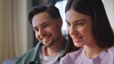 Evli çift konuşan dizüstü bilgisayar kamerası ev kanepede arkadaşlarıyla çevrimiçi sohbetin tadını çıkarıyor. Gülümseyen bir çiftin sabah evindeki görüntülü arama bilgisayarı. İnternet toplantısında sohbet eden mutlu insanlar 