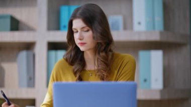 Ofis çalışanı, şirket işyerindeki başarısına seviniyor. Duygusal iş kadını iş yerinde başarıyı kutlayan dizüstü bilgisayar arıyor. Heyecanlı kadın işi okumada başarılı olduğunu hissediyor e-posta gönderiyor.