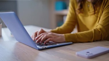 İşletme müdürü bilgisayarın daktilosunu kapatıyor. Akıllı telefon alan mutlu iş kadını harika haberler okuyor ve başarılı hissediyor. Ofisteki cep telefonundan sevinçli bir kadın..