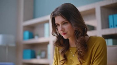 Samimi iş yerinde bilgisayarı daktilo eden gülümseyen bir kız. Güzel kadın serbest çalışan modern ofis içindeki online işlere odaklanmış. İş e- postası yazmaya odaklanan profesyonel yönetici.