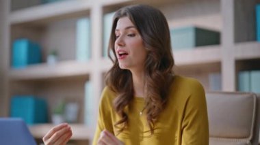 Modern uzak iş yerindeki video görüşmeleri için yönetici danışmanlığı. Ofisin içindeki sanal konferansta gülümseyen iş kadını konuşuyor. Çevrimiçi toplantıda dost canlısı bayan danışman..