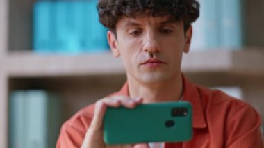 Cep telefonu şirketinin çalışma alanına yakın çekim yapan bir adam. Ciddi bir iş adamı ofisteki akıllı telefonlara göz atıyor. Akıllı serbest çalışan evde yatay cep telefonu tutuyor..