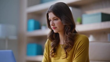 Kazanan kadın cep telefonunu şirket ofisinde çalışırken yaklaştı. Mutlu iş kadını, akıllı telefon mesajıyla harika haberler veriyor. Heyecanlı işçi başarısını kutluyor. Kapalı alanda başarıyı hissediyor.