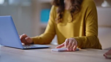 Çalışan bir çalışan, ofis işyerinde cep telefonundan hayal kırıklığına uğramış bir mesaj alıyor. Stresli iş kadını akıllı telefondan kötü haberler alıyor. Genç bir kadın cep telefonu mesajlarında hayal kırıklığına uğramış..