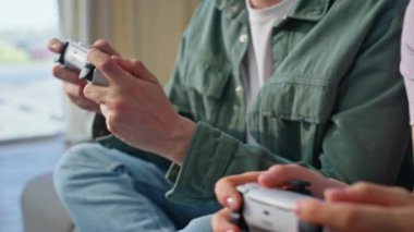 Birkaç el internet oyununda konsol oynayarak yakın çekimde eğleniyor. Duygusal video oyuncular kapalı mekandaki kontrolörleri kullanarak yarışan video oyunu oynuyorlar. Modern hobide mağlup olan hayal kırıklığına uğramış kadın reaksiyon başarısızlığı