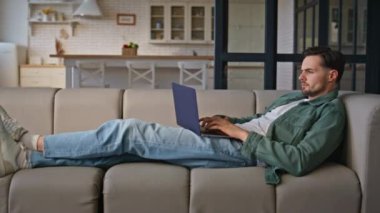 Kumanda ofisindeki dizüstü bilgisayarda çalışan yalancı iş adamı. Kanepede dinlenen serbest çalışan sörfçü ağı. Ev işyerindeki verileri analiz eden odaklanmış bir adam. Ciddi öğrenci hafta sonları çalışıyor. 