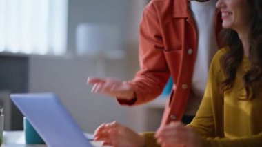 İş arkadaşları internet kameralarına hoş geldin diyor. Şirketin yakın çekim alanında online toplantı başlatıyorlar. Ofisteki görüntülü konuşmada gülümseyen meslektaşlar. Uzaktan pazarlıklar yürüten dost canlısı iş adamları