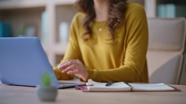 Pazarlama uzmanı internette araştırma yapıyor. Defter kapanışında veri yazıyor. Ofis bilgisayarında e-posta yazan gülümseyen bir iş kadını. Modern işyerindeki bilgisayarda çalışan kendine güvenen kadın yönetici..