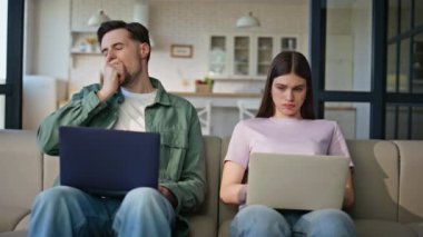 Uzaktan kumandalı işçiler oturma odasının iç kısımlarına dizüstü bilgisayarlar yolluyorlar. Yorgun, esneyen kadın migren ağrısı çekiyor. Yorgun arkadaşlar birlikte kanepede iş birliği yapıyorlar. Daktilo eden yorgun kadın.