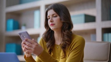 Hüsrana uğramış iş kadını cep telefonunda mesaj okuyor dizüstü bilgisayarla iş yerini kapatıyor. Stresli bir kadın cep telefonu gibi görünüyor. Mutsuz kadın serbest çalışan işten çıkarılma bildirimi alıyor.