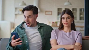 Evli çift kanepeye yakın çekim yapıyor. Sakin bir kadın apartman koltuğunda oturmuş televizyon seyrediyor. Akıllı telefon ekranı kazanan genç heyecanlı adam. Mutlu bir çift.