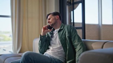 Gergin iş adamı büyük pencerelerden cep telefonunu arıyor. Zengin apartmanında akıllı telefondan konuşan sinirli adam. Modern iç mekanlarda cep telefonu bulundurmaktan rahatsız olan ciddi bir serbest çalışan. 