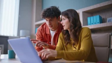 İş kurma stratejisi planlayan iki girişimci dizüstü bilgisayarı yakından inceliyor. Gülümseyen iş arkadaşları beş başarılı takım çalışması yapıyor. Mutlu meslektaşlar işbirliği içinde çalışıyor..