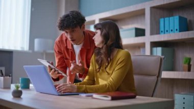 İşbirlikçi ofis ortamında birlikte beyin fırtınası yapan meslektaşlar. Profesyonel danışman endişeli kadın stajyerin tablet göstermesi. Odaklanmış iş ekibi iş problemini tartışıyor.