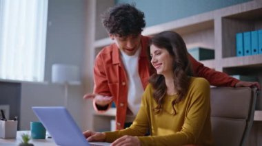 Modern ofis alanındaki bilgisayardan gülümseyen iş arkadaşları videosu. Şirket işyerindeki online ekip toplantısında olumlu kadın konuşmaları. Üretken uzaktan beyin fırtınası sağlayan iş arkadaşları