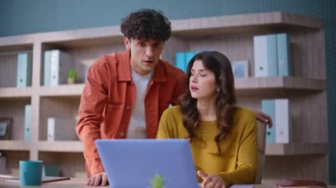 İnternetteki konferansta tartışan meslektaşlar ofiste duygusal olarak dizüstü bilgisayara bakıyorlar. Kızgın iş arkadaşları iş sorunlarından video konuşmalarıyla şikayet ediyorlar. Profesyonel ortamda sorun çözme takım çalışması.