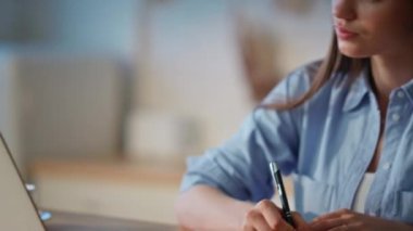 Kadın el yazısı notları. Mutfağa yakın çekim yapıyor. Uzak ofisteki interneti kullanan dizüstü bilgisayara bakan meşgul bir kadın. Lüks işyerinde Webinar izleyen çekici genç bir iş kadını.