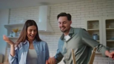 Gülen çift, yakın planda birlikte dans ediyorlar. Modern ev mutfağında ceset taşıyan heyecanlı erkek ve kadın. Neşeli arkadaşlar komik bir aşçıyla başlıyor. Aydınlık dairede birbirlerine seviniyorlar.