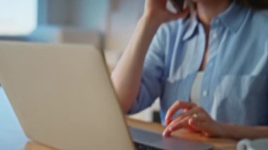 İşçi el masadaki bilgisayara dokunuyor. Serbest çalışan bir kadın apartmanın mutfağından cep telefonunu arıyor. Bilgisayarda cep telefonuyla konuşan neşeli kız. Gülümseyen kadın akıllı telefonla konuşuyor.