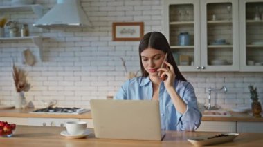 Daire mutfaktaki cep telefonunu arayan serbest çalışan biri. Cep telefonuyla konuşan mutlu öğrenci kız laptopunda kahve yudumluyor. Gülümseyen bir kadın akıllı telefondan sohbet ediyor bilgisayar başında