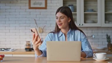 Kazanan kadın bilgisayardaki uzaktan kumandalı ofiste akıllı telefon uyarısını kontrol ediyor. Heyecanlı bir kız cep telefonunu alıp harika haberlere duygusal tepki veriyor. Başarılı, mutlu, zafer kazanan bir bayan.
