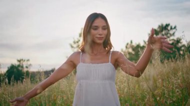 Sivri uçlu dikenlere dokunan narin kız çayırdaki güzelliğin tadını çıkarıyor. Esmer kadın, boş alanda tek başına dururken sakinliğini hissediyor. Beyaz elbiseli kibar romantik kadın sabahları doğayı düşünüyor.