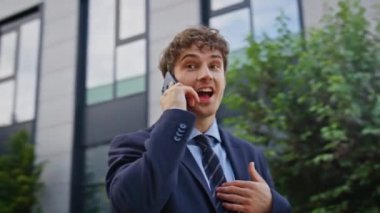 Şaşkınlık içindeki işadamı şehir caddesini kapatırken cep telefonunu arıyor. Gülümseyen profesyonel cep telefonu şehir bölgesinde el kol hareketi yapıyor. Akıllı telefon konuşmasındaki başarıyı tartışan etkileyici yönetici..