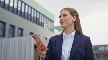 Şık bir iş kadını cep telefonunu arıyor. Şehir merkezinden e-posta alıyor. Ofis binalarının yanında duran akıllı telefon mesajı okuyan profesyonel bir kadın. Başarılı bayan arama telefonu