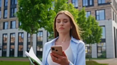 Belgelerle akıllı telefonları kontrol eden kadın stresin kapandığını hissediyor. Şehir merkezinde cep telefonu mesajı okuyan hayal kırıklığına uğramış bir kadın. Sinirli iş kadını telefon mesajı alıyor.