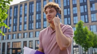 Keyifli bir menajer, sakin şehir gezintisinde elinde defterlerle cep telefonunu arıyor. Şehrin dışında cep telefonuyla konuşan gülümseyen bir adam. Yakışıklı bir çalışan dosyasıyla güneşli caddede yürüyor..