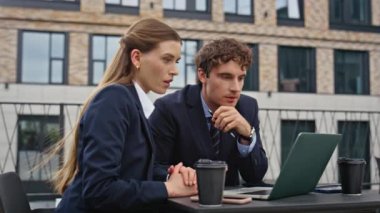 Ofis terasındaki dizüstü bilgisayarda harika haberleri okuyarak zaferi kutlayan aşırı mutlu meslektaşlar. Heyecanlı iş adamları duygusal olarak başarıya seviniyor. Partnerler beş kişiyi mutlu ediyor.