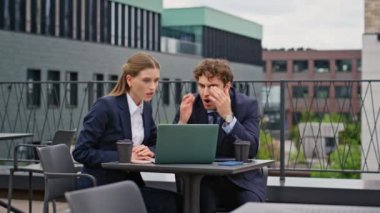 Şirket çalışanları dışarıda yapılan iş toplantısında beklenmedik bir bilgisayar arızası yaşadılar. Profesyonel ortaklar başarısızlığı hayal kırıklığına uğrattılar. Kafe terasındaki sorundan endişelenen iş arkadaşları