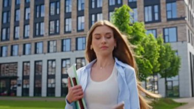 Heyecanlı bir kadın cep telefonuyla Sunny caddesinde kitap kapaklarıyla dolaşıyor. Mutlu kız öğrenci şehir merkezinde gezen akıllı telefon mesajlarıyla seviniyor. Çok mutlu bir iş kadını telefon alıyor. Harika haberler var.