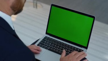 CEO ofis merdivenlerinde yeşil ekran dizüstü bilgisayarı izliyor. Tanınmayan iş adamı krom anahtar bilgisayarda internet uygulamasına göz atıyor. Freelancer, Mockup Cihazı 'nda çalışıyor. İş projesi